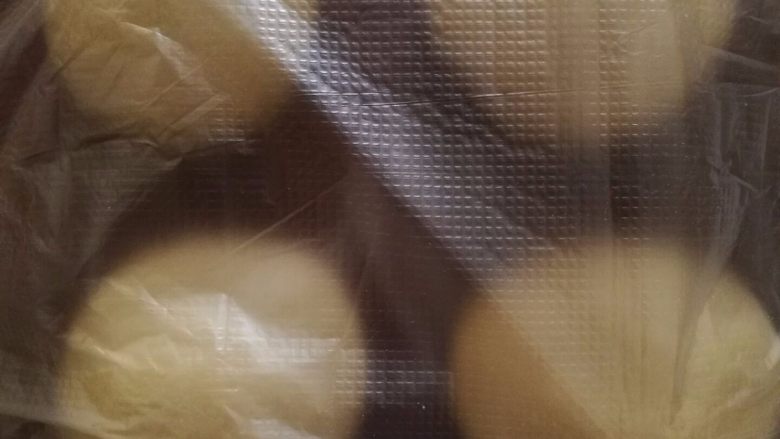 红豆沙辫子面包(一次发酵),盖住保鲜膜松弛五分钟。