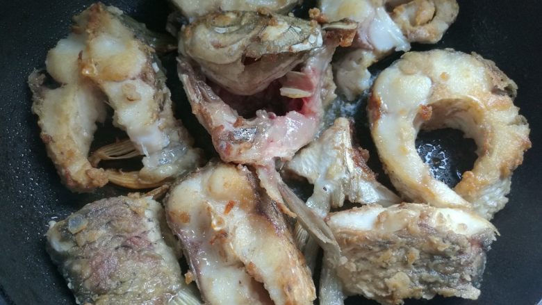 这样做鱼好吃入味不腥气~,坐锅放油,油热放鱼块煎成金黄色出锅待用。