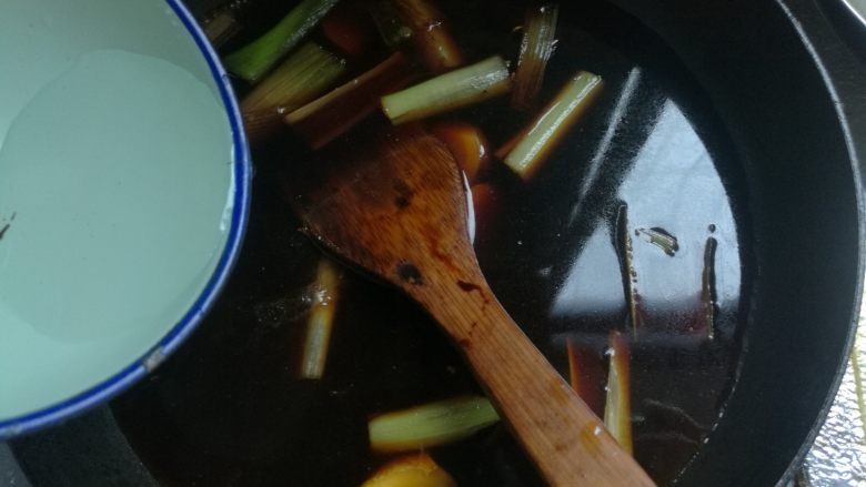 这样做鱼好吃入味不腥气~,加入水适量,大概能没过鱼块即可。