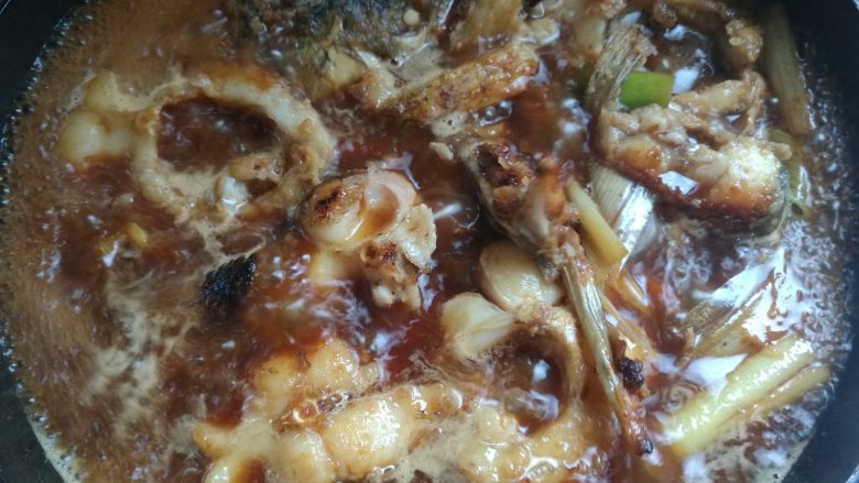 这样做鱼好吃入味不腥气~,烧开后下入鱼块,转小火慢炖15——20分钟即可,最后汤多开大火收汁。