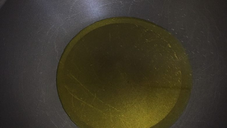 辣白菜炒鸡蛋,锅中大火热油