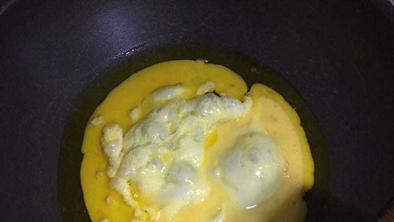 辣白菜炒鸡蛋,油热放鸡蛋 煎