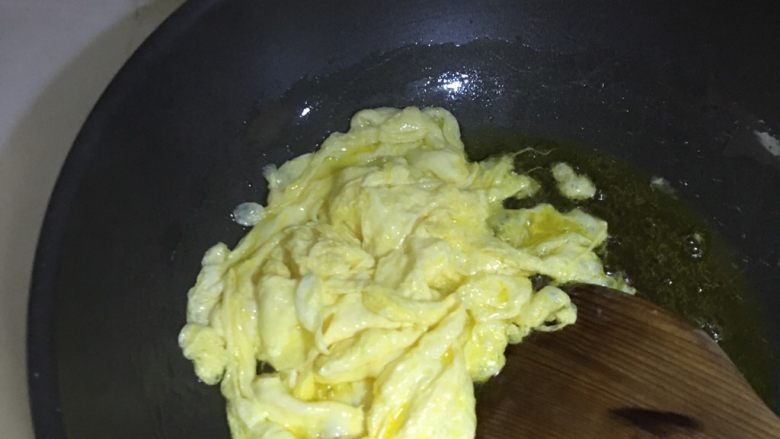 辣白菜炒鸡蛋,鸡蛋煎好 盛出备用