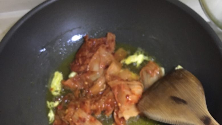辣白菜炒鸡蛋,用剩余的油炒辣白菜 炒出味道