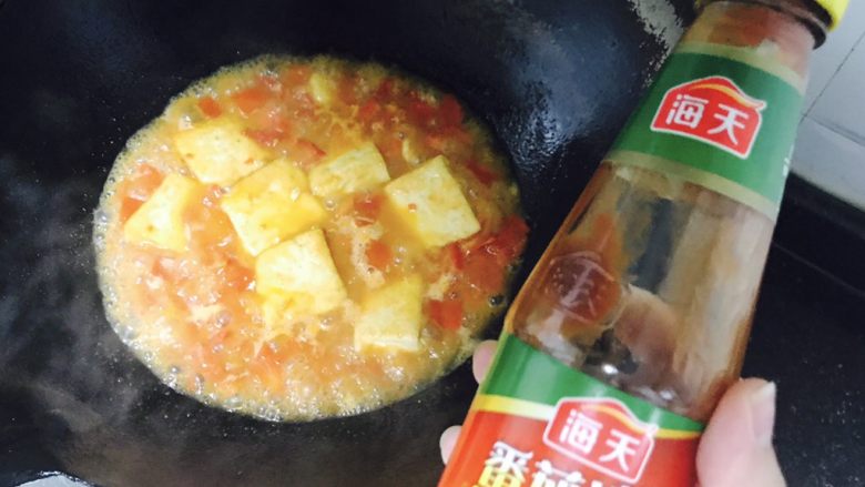 番茄豆腐焖猪肉,最后倒入一些<a style='color:red;display:inline-block;' href='/shicai/ 699'>番茄酱</a>,开大火收汁,这道菜就完成了