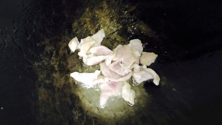 番茄豆腐焖猪肉,锅中放油,将猪肉放进去炒一炒,断生后即可铲出来待用