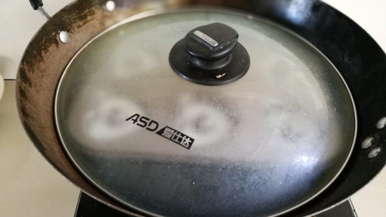 香肠水晶糕,8.放在锅里蒸熟,需要五分钟