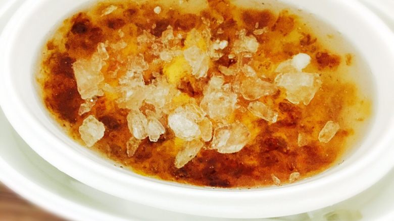 桃胶雪燕羹,炖煮20分钟后掀盖,加入适量<a style='color:red;display:inline-block;' href='/shicai/ 866'>冰糖</a>,盖上锅盖继续炖煮。