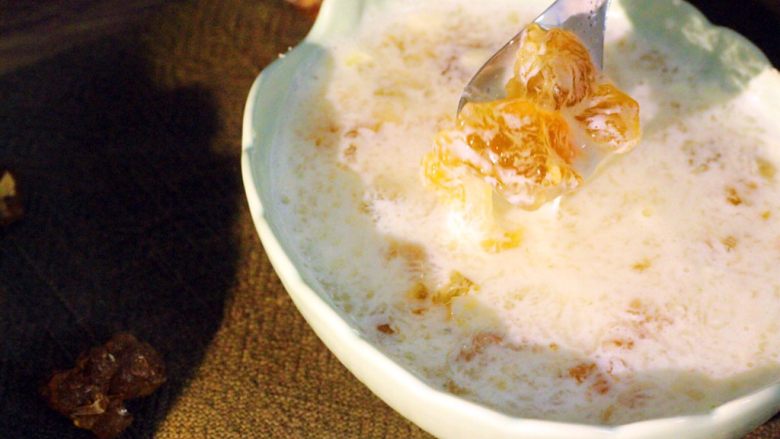 桃胶雪燕羹,亦可加入<a style='color:red;display:inline-block;' href='/shicai/ 10612'>椰奶</a>进行调配,奶香浓郁,甜糯黏香