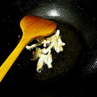 什锦炒米粉,起锅倒油,我用的是猪油,炒出来更香哦,喜欢肥的<a style='color:red;display:inline-block;' href='/shicai/ 428'>五花肉</a>,小火煸炒出香味,油逼出,小心烫手哦