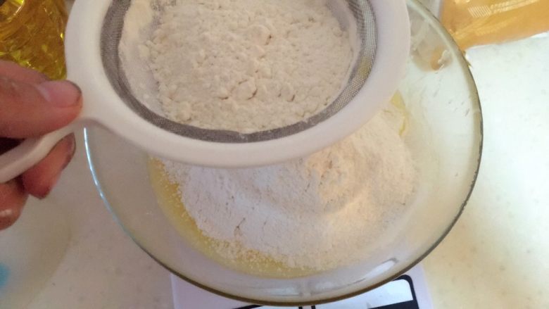 核桃酥,<a style='color:red;display:inline-block;' href='/shicai/ 548'>低筋面粉</a>过筛