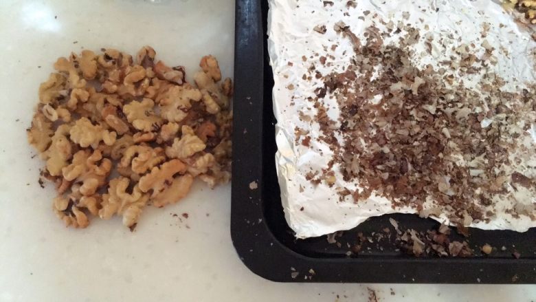 核桃酥,搓掉核桃皮，如果嫌麻烦的可以省略，不过口感可能没那么好