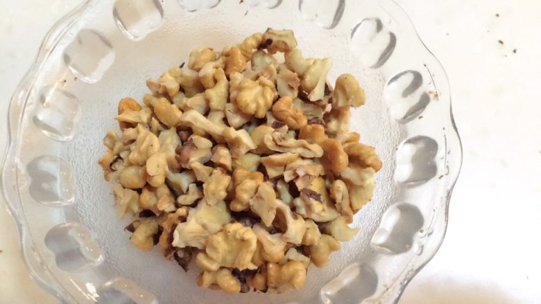 核桃酥,把核桃仁掰碎备用