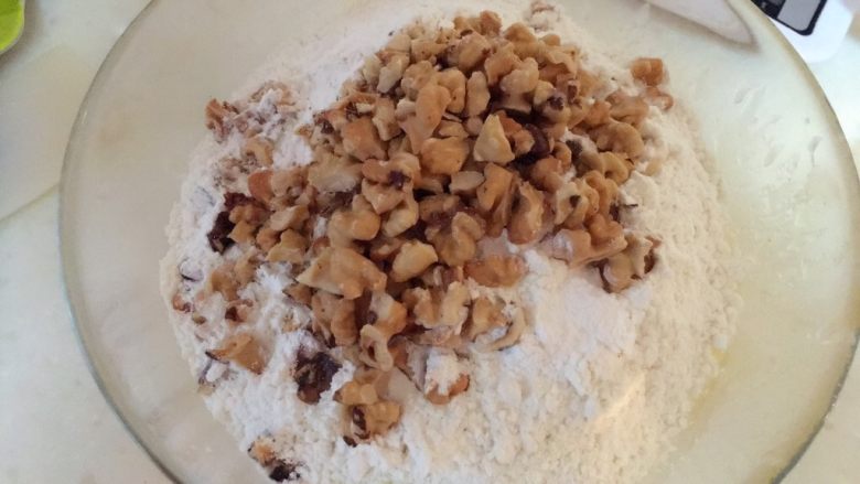 核桃酥,倒入核桃仁和小苏打