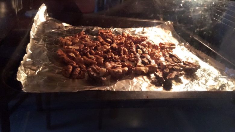 核桃酥,烤箱预热160度烤十分钟