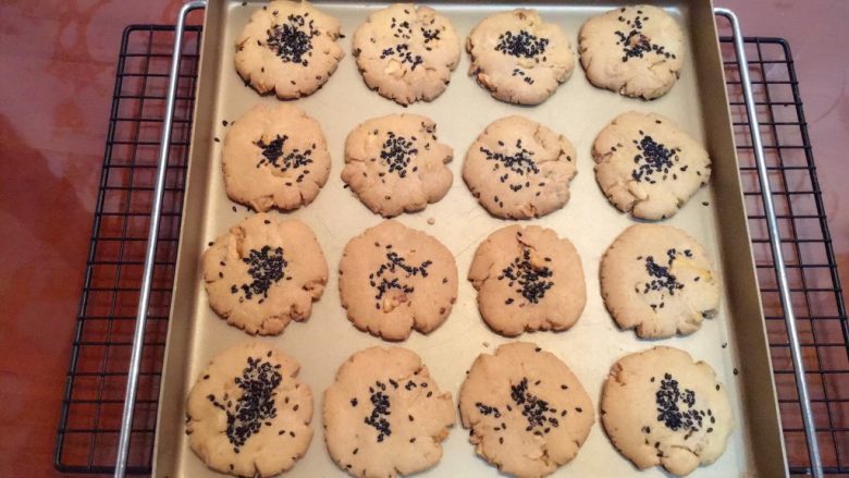 核桃酥,时间和温度按自己的烤箱来定，烤到上色表面金黄就可以了