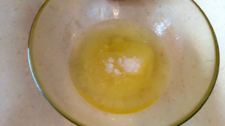 核桃酥,再倒入糖和盐搅拌均匀