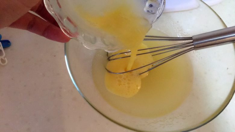 核桃酥,再倒入<a style='color:red;display:inline-block;' href='/shicai/ 9'>鸡蛋</a>液搅拌均匀