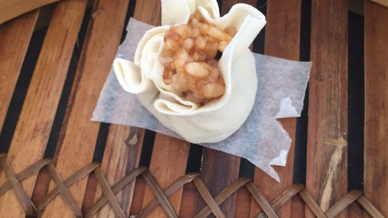 香菇肉糜烧卖,面皮中包入糯米大米香菇肉糜馅,虎口收拢,露出少许馅料