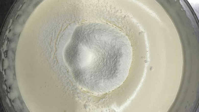 彩虹蛋糕胚制作方法,<a style='color:red;display:inline-block;' href='/shicai/ 548'>低筋面粉</a>过筛,加入蛋糊中,翻拌均匀。