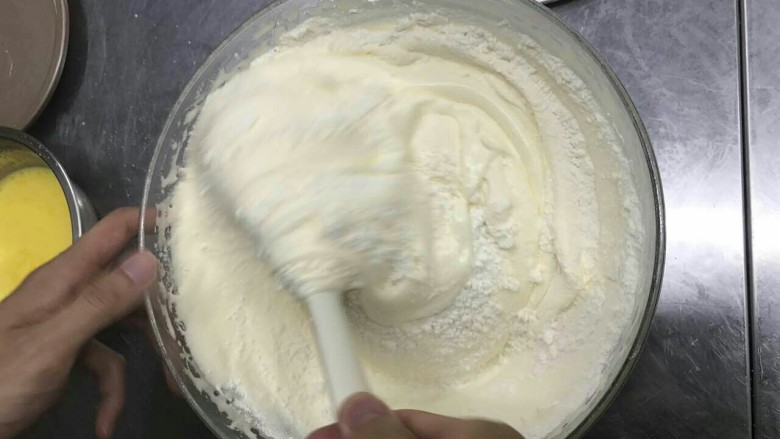 彩虹蛋糕胚制作方法,翻拌时要动作大,力度小,抄底向上翻拌30次左右。注意不要消泡