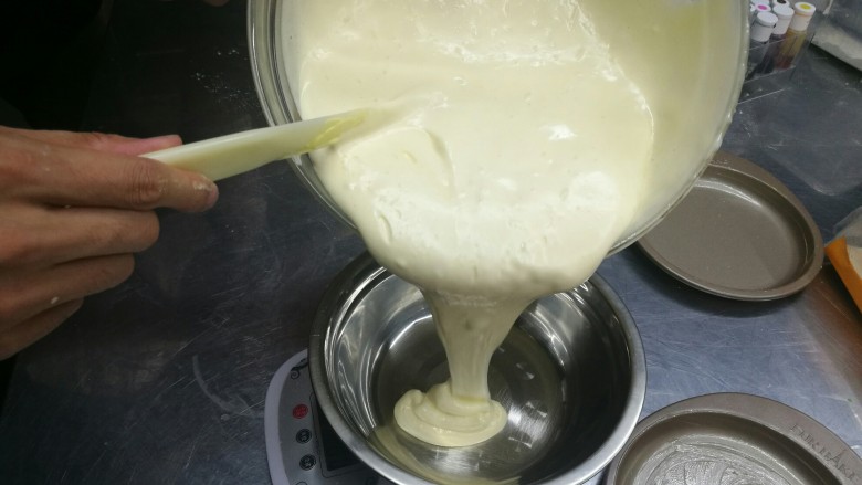 彩虹蛋糕胚制作方法,拌好的面糊分到六个盆子里,每个盆子称95g面糊。