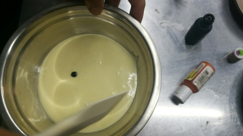 彩虹蛋糕胚制作方法,接着拌另一个颜色,重复上述步骤