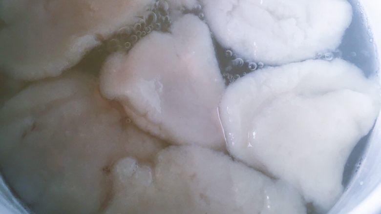 什锦水果糯米圆子,面饼变色并且浮起来就可以捞出来(实在不放心有没有煮透就试吃一下)