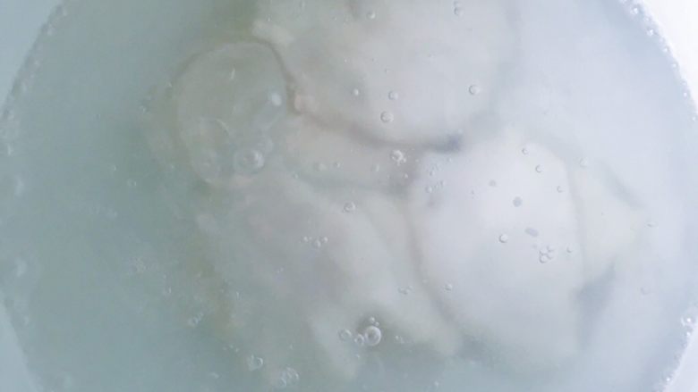 什锦水果糯米圆子,将分离出来的1/5的面饼倒进去煮开(注意一定是1/5宁可少也不要多 不然会太粘 不好处理)