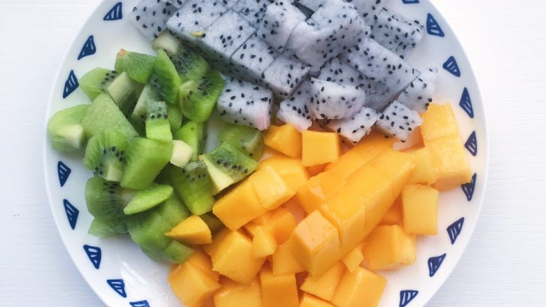 什锦水果糯米圆子,食材处理:将水果切成小块备用
