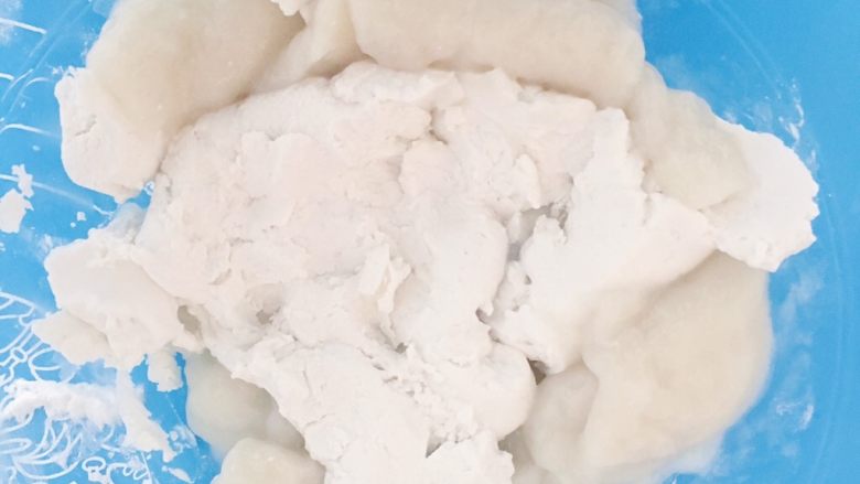 什锦水果糯米圆子,
将煮熟的面饼加入刚刚剩下的面饼中