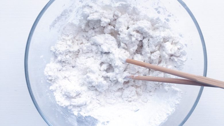 什锦水果糯米圆子,一边倒入温水一遍搅拌(水温是比不烫手稍微高一些就行 这样揉出来的面团比较不容易散)