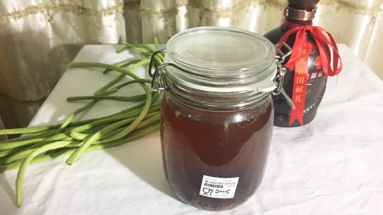 酸豆角(包括自制酸豆角方式和酸豆角相关美食的衍生),夜晚灯光不太美,随意感受下,就是这样子哒!然后把长豆角放进容器。倒上<a style='color:red;display:inline-block;' href='/shicai/ 900'>白酒</a>。如果还没完全掩盖住豆角,就加点水进去。容器在此之前一定要保证干净哦!非常重要。我是高温煮沸消毒的!