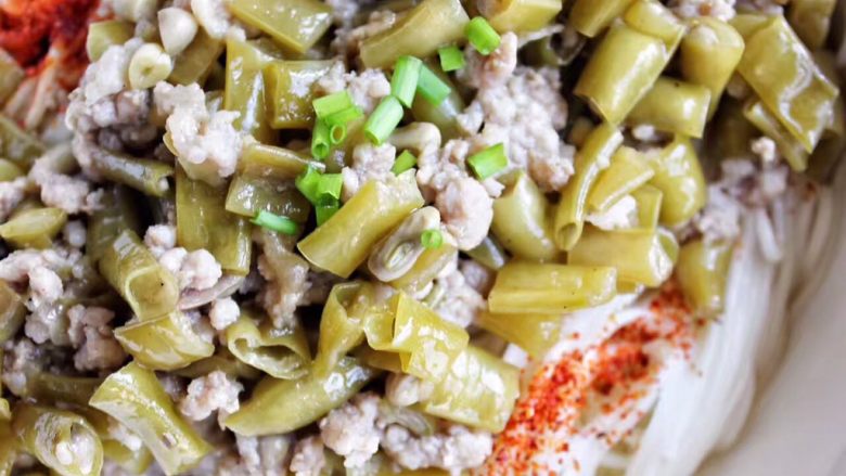 酸豆角(包括自制酸豆角方式和酸豆角相关美食的衍生),辣椒面和酸豆角肉末,拌合,超级方便的。就很好吃啦!