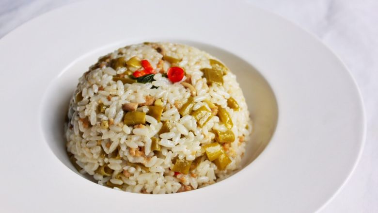 酸豆角(包括自制酸豆角方式和酸豆角相关美食的衍生),还可以炒饭!直接下油锅同炒即可。加点白胡椒粉更棒!