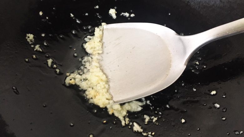 酸豆角(包括自制酸豆角方式和酸豆角相关美食的衍生),起油锅,小火爆蒜末。