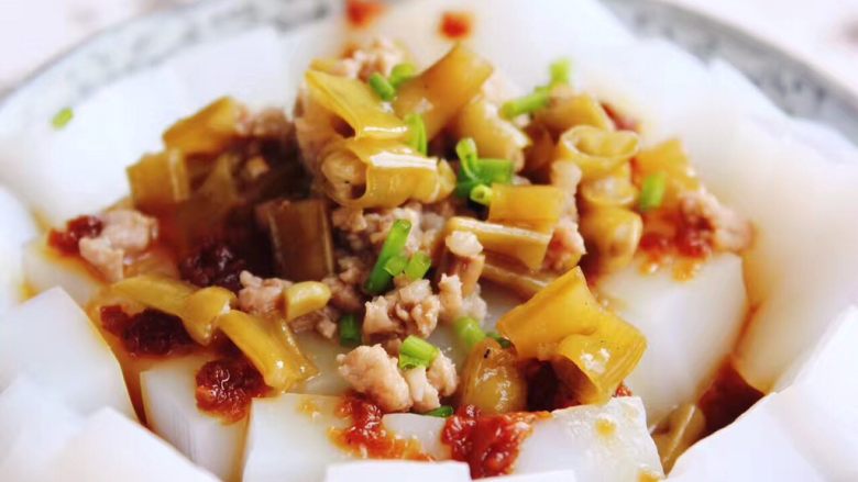 酸豆角(包括自制酸豆角方式和酸豆角相关美食的衍生),凉粉也是可以的,我炒了一个蒜茸酱,加上一些生抽,一点点的醋。