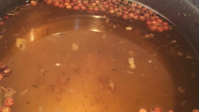 酸豆角(包括自制酸豆角方式和酸豆角相关美食的衍生),称完盐就扔进去同煮啦。大火沸了转小火煮3分钟即可,煮开就是这个样子。颜色深深的。然后有花椒的香味。。