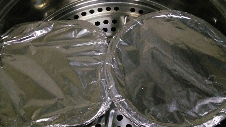 自制午餐肉,搅拌好的肉泥倒入容器并压实,用锡纸封口,放入蒸锅,开火蒸35~40分钟。具体时间根据铺肉泥的厚度自行调整。