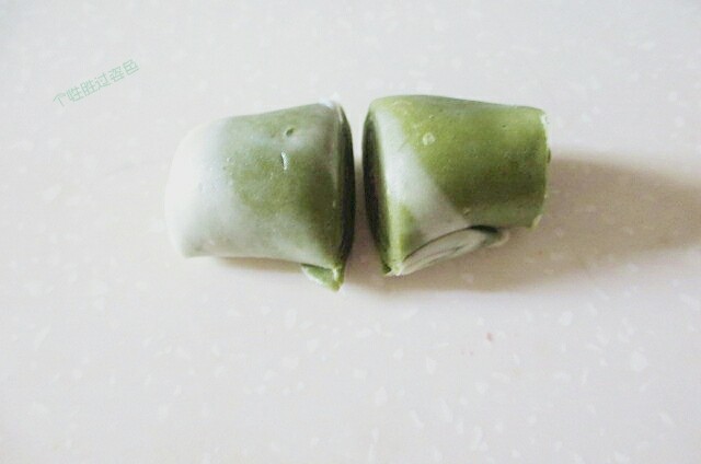抹茶酥,取一个面团,从中间切开