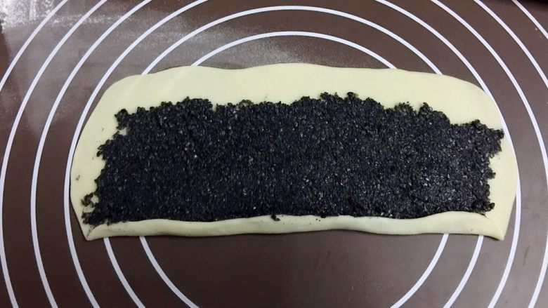 外脆内软的黑芝麻饼,从长方形面片底部向上卷起