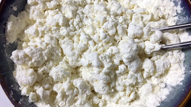 外脆内软的黑芝麻饼,倒入开水,用筷子将面粉搅拌成小颗粒团状