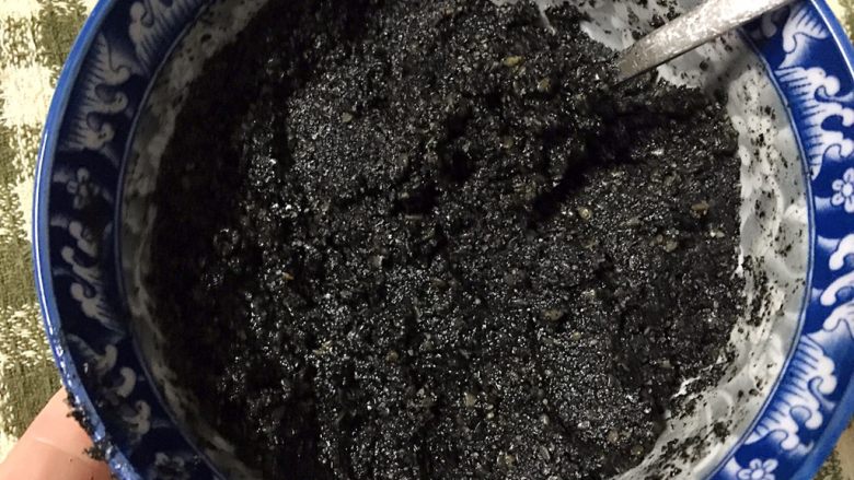 外脆内软的黑芝麻饼,取出搅拌均匀,备用