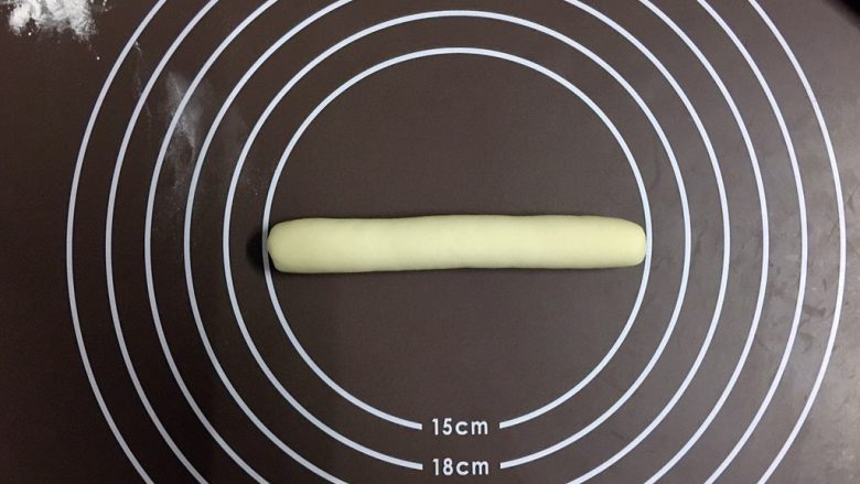 外脆内软的黑芝麻饼,取一个面团搓成15cm左右的长条
剩余小面团放回揉面盆内,盖上盖子或布
以免表面风干
