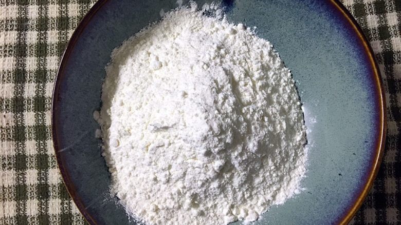 外脆内软的黑芝麻饼,在大一点的碗或揉面盆内,称量200克面粉