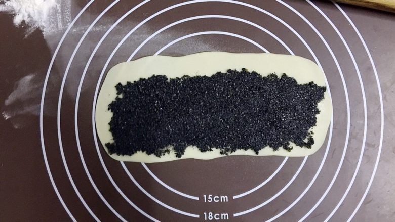 外脆内软的黑芝麻饼,取一勺芝麻馅在面片上均匀抹开,顶部留1.5cm左右宽度位置不涂馅
