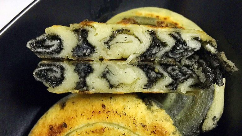 外脆内软的黑芝麻饼,切开后的样子
成品:外脆内软,香甜可口
当早点,当下午点心,都很不错哦