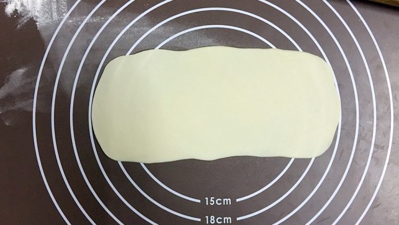 外脆内软的黑芝麻饼,将小面团擀开,长度为20cm,宽度为6cm左右的长方形面片
在擀制成薄面片过程中,面板上保持一层薄薄的面粉,以免面片粘在面板上不利于后面的操作