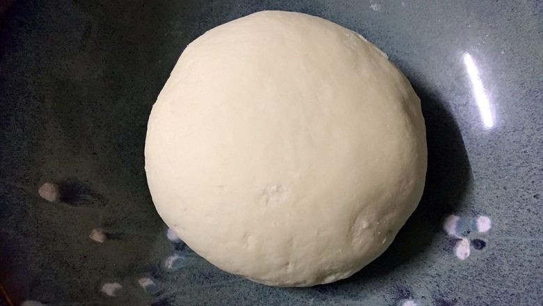 外脆内软的黑芝麻饼,馅料准备好后,面团再揉几下,表面就是很光滑的了
