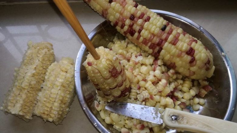 健康玉米汁,将玉米🌽煮熟后放几分钟晾开,接着割下玉米粒